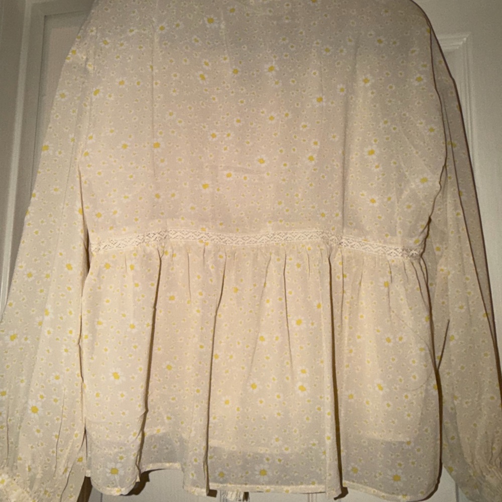 Brand new! Women's Cream Floral Peasant Blouse with Lace Trim - Picture 2 of 4
